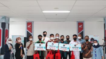 Peduli Dunia Pendidikan, TDM Serahkan Beasiswa Tunasbangsa